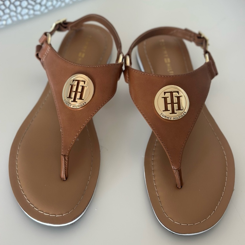 Tommy Hilfiger Grizz Flat Sandals Medium Brown Gold TH
Logo Sz 8,5M